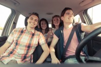 Sind Frauen oder Männer die besseren Fahrer? Vier junge Menschen im Auto
