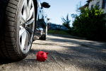 Kfz-Vergleichsrechner nutzen Sparschwein neben BMW