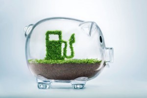 Bundesregierung blockiert sich bei E-autos selbst Ein durchsichtiges Sparschwein, in dem eine grüne Zapfsäule zu sehen ist
